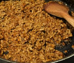 beef chilli, saucepan, wooden spoon