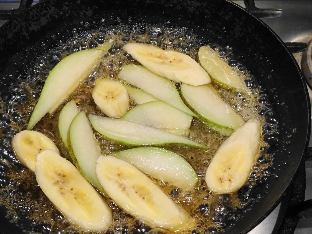 Caramelizing the pears & bananas, frying pan, gas stove