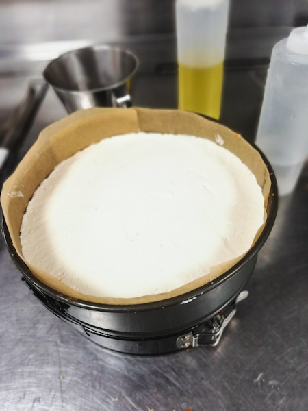 Image Layering Sponge cake in tin with cream